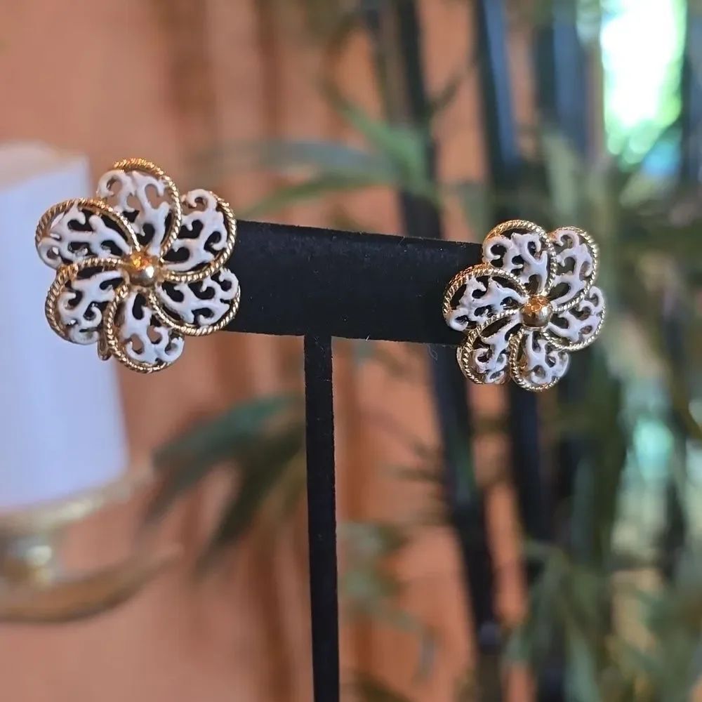 Vintage Flower Earrings from the 1950's! Excellent Condition! Clip On.